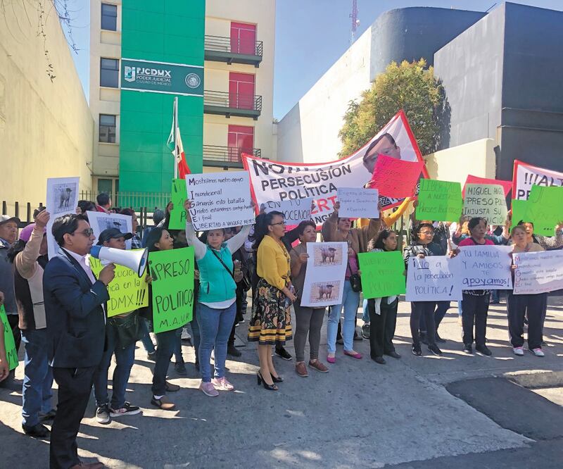 Familiares y amigos del exfuncionario se manifestaron en contra de su detención afuera de la sala de juicios orales. Foto: KEVIN RUIZ. EL UNIVERSAL