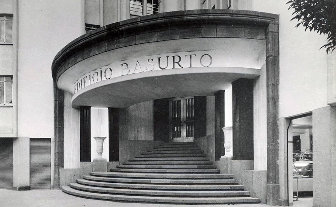El Edificio Basurto, ubicado en la colonia Hipódromo, alrededor de 1980. Este conjunto de departamentos es obra del arquitecto Francisco Serrano, fue construido en 1944 y aún existe, a unos pasos del Parque México. Imagen: DACPAI, INBA.