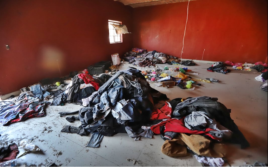 Imágenes sobre restos de ropa y zapatos hallados en el rancho Izaguirre en Teuchitlán, Jalisco. Foto: Fiscalía de Jalisco