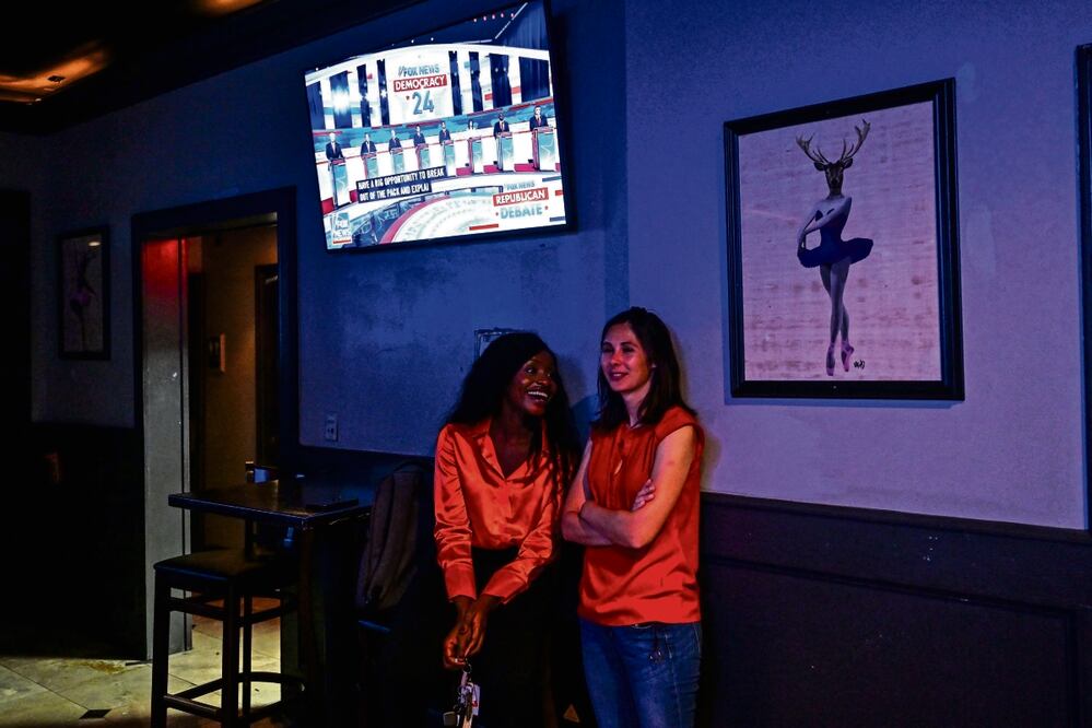 Integrantes de los Jóvenes Republicanos de Atlanta, en una reunión en un bar por el primer debate primario presidencial republicano. Foto: Chandan Khanna | AFP