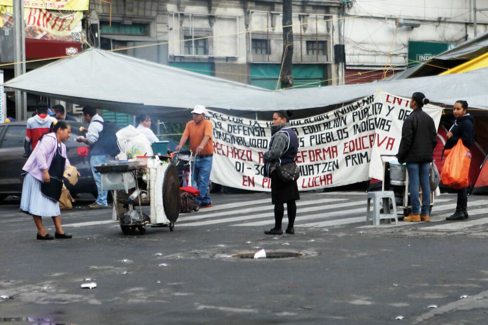 Las autoridades advierten a los maestros paristas que si acumulan 4 faltas serán cesados de sus cargos como señala la ley (FERNANDO RAMÍREZ. EL UNIVERSAL)