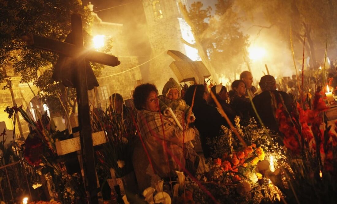 Day of the Dead altars are decorated with cempasúchil flowers, food, the deceased’s favorite beverage, and several of their personal objects - Photo: Edgard Garrido/REUTERS