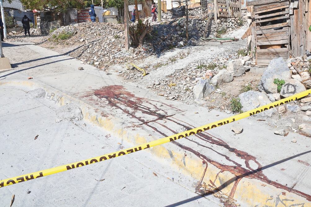 En el municipio de Santa Catarina, Nuevo León, quedaron las huellas del crimen; asesinaron a siete (EMILIO VÁSQUEZ. EL UNIVERSAL)