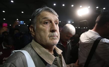 Gerardo Martino regresó a México entre empujones y reclamos 