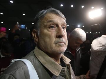 Gerardo Martino regresó a México entre empujones y reclamos