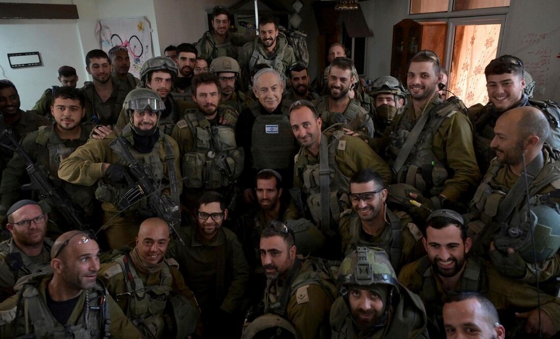 El primer ministro israelí, Benjamin Netanyahu, con soldados en en norte de la Franja de Gaza. Foto: AFP