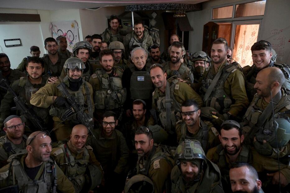El primer ministro israelí, Benjamin Netanyahu, con soldados en en norte de la Franja de Gaza. FOTO: AVI OHAYON. AFP