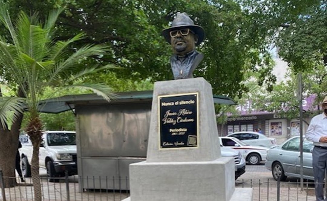 La viuda del cofundador del Semanario Río Doce, Griselda Triana, sus hijos Tania y Francisco develaron el busto que fue diseñado por el artista michoacano, Juan Maíz. Fotos: Javier Cabrera Martínez/EL UNIVERSAL 
