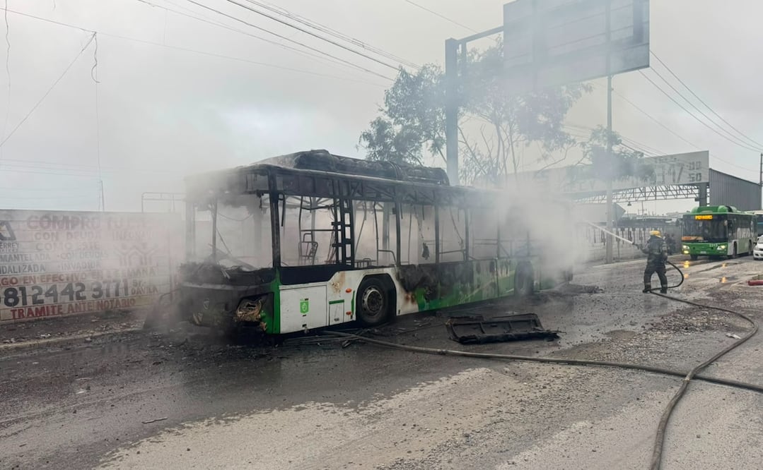 La unidad afectada corresponde a la Ruta 527 y terminó prácticamente calcinada tras varios minutos de combustión. Foto: Especial