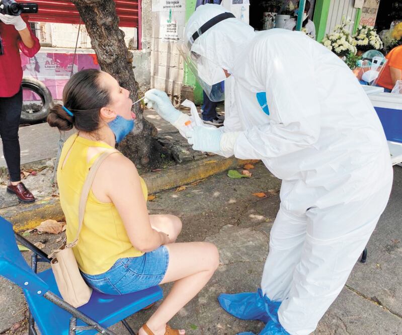 Autoridades de salud informaron que las pruebas rápidas de detección de Covid-19 sólo se aplicarán a personas que hayan presentado síntomas de la enfermedad en los últimos siete días o hayan convivido con un contagiado. ESPECIAL