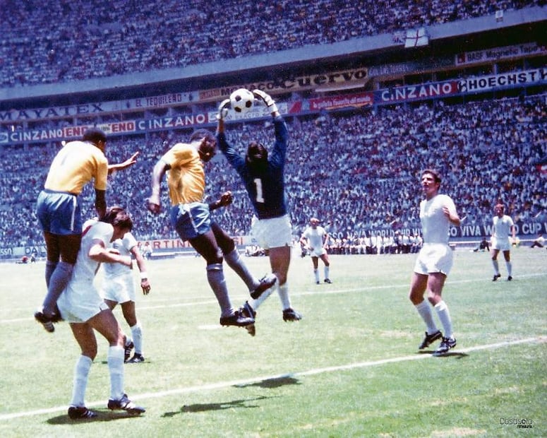 El portero inglés Gordon Banks disputando un balón por lo alto con “Pelé”. Autor: Juan Manuel Casasola, 7 de junio de 1970. Colección Casasola Fotografía. Crédito: Colección Casasola Fotografía