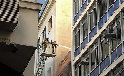 Mueren al menos 3 bomberos al combatir incendio en bar de Río de Janeiro