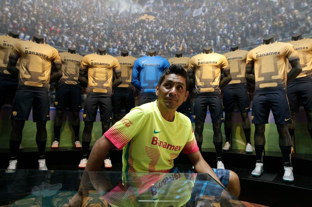 Jorge Campos utilizó sus clásicos colores llamativos en la playera (ALEJANDRO ACOSTA. EL UNIVERSAL)