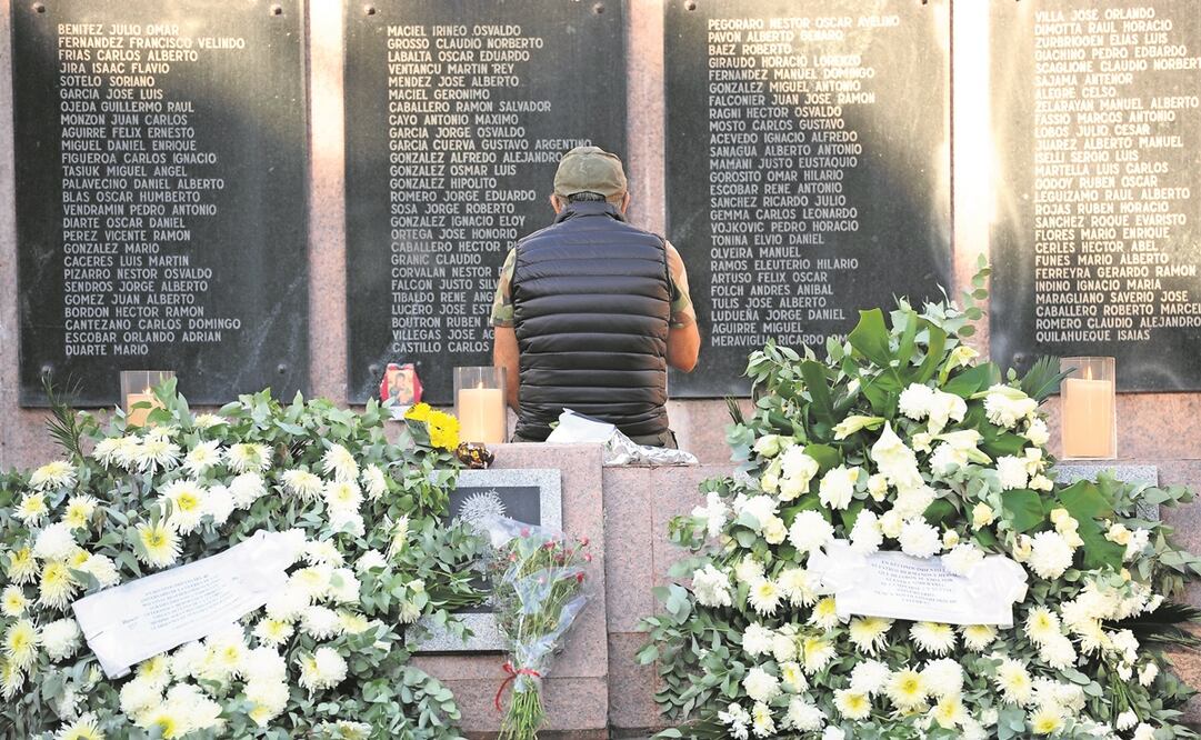 Veteranos y ciudadanos, en la vereda del Monumento a los Caídos en Malvinas, al cumplirse 40 años desde el inicio del conflicto bélico contra el Reino Unido. Foto: Matías Martín Campaya. EFE