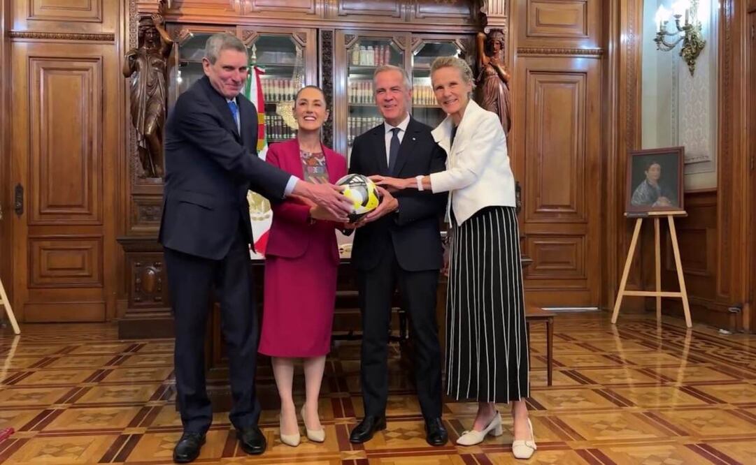 Sheinbaum y Carney intercambian presentes acompañados de su cónyuges en Palacio Nacional este jueves 18 de septiembre de 2025. Foto: Presidencia