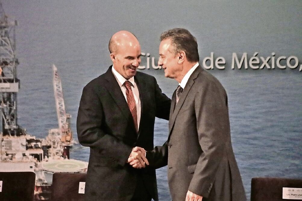 José Antonio González Anaya, director de Pemex, y Pedro Joaquin Coldwell, secretario de Energía, al dar las bases de licitación para aguas profundas (ALEJANDRA LEYVA. EL UNIVERSAL)