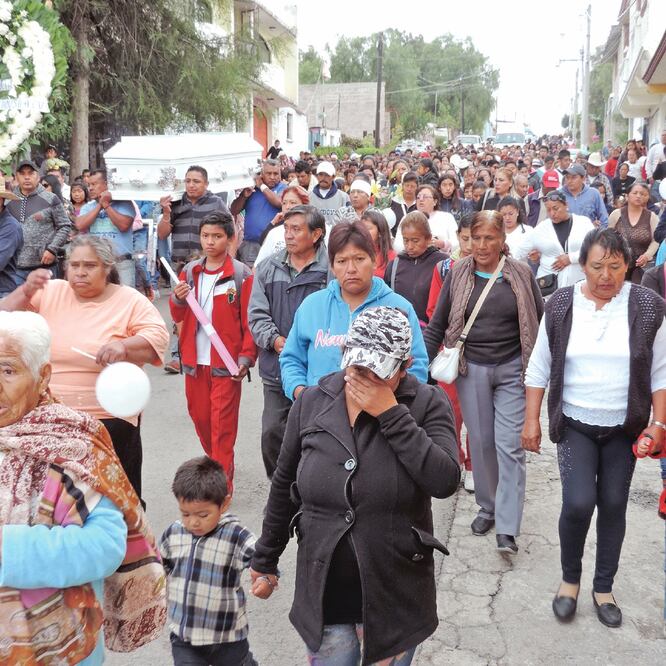 Cerca de 500 personas llegaron al velorio de la menor realizado en la casa de la abuela materna para después caminar hacia la iglesia de Visitación y, finalmente, al cementerio de esa comunidad. Foto: JUAN M. BARRERA. EL UNIVERSAL