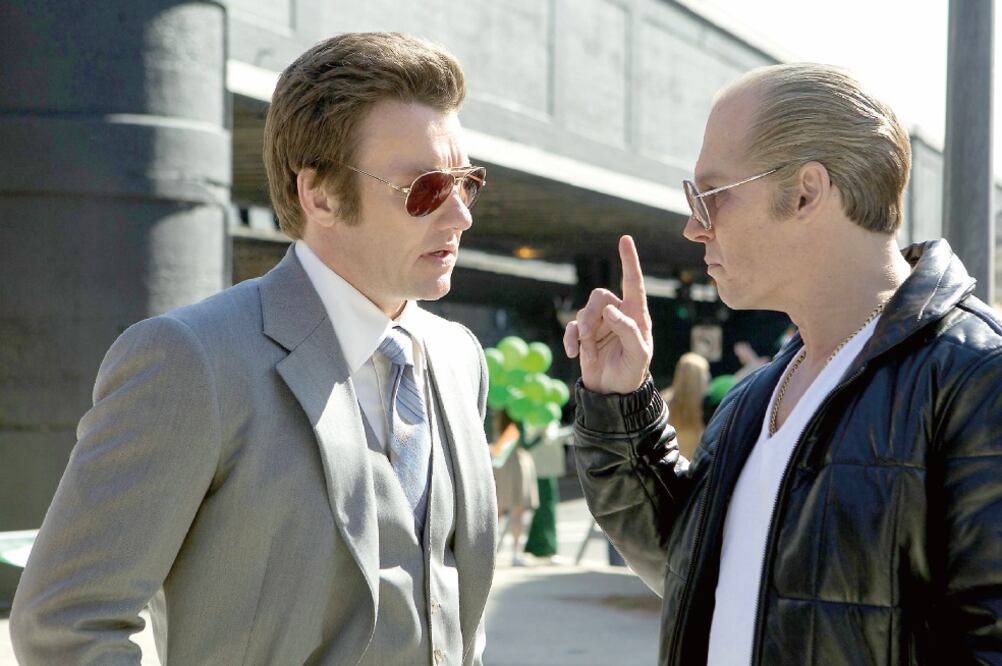 Johnny Depp encarna a Whitney Bulger (derecha), un criminal que al mismo tiempo era informante del FBI (TOMADA DE FACEBOOK BLACK MASS)