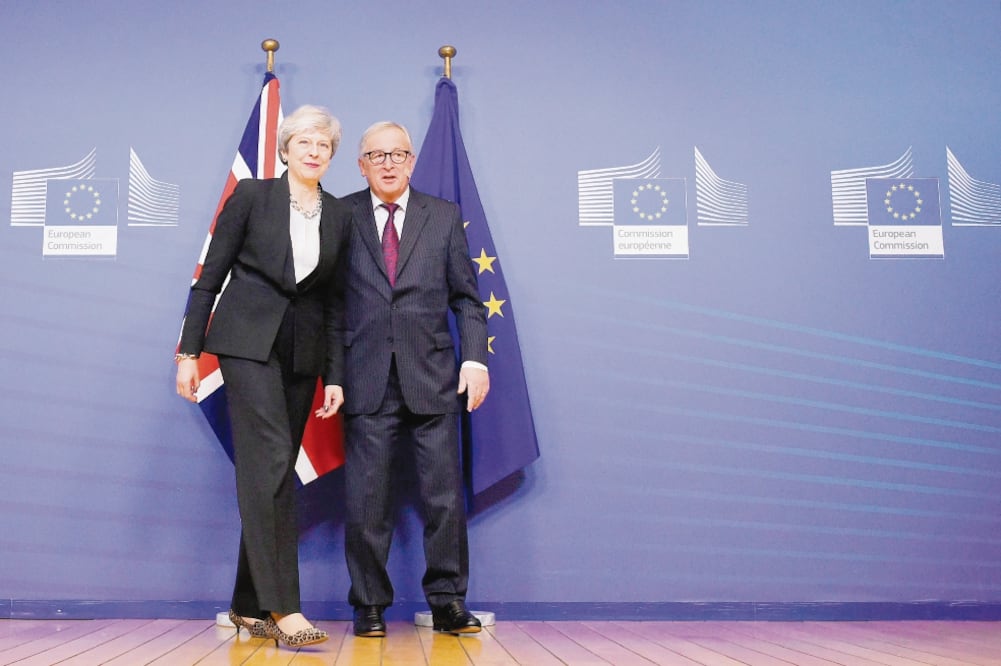 Encuentro. El presidente de la Comisión Europea, Jean-Claude Juncker, dialogó ayer con la primera ministra británica Theresa May. (JOHN THYS. AFP)