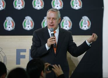 Ordenan a árbitros revisar rápido el VAR, aunque se equivoquen