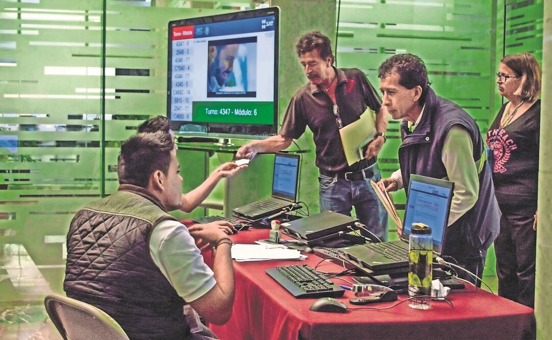 Datos del SAT indican que las personas físicas contribuyeron con un poco más de 53 mil millones de pesos en el pago de impuestos por concepto de sueldos y salarios. Foto: Archivo / EL UNIVERSAL