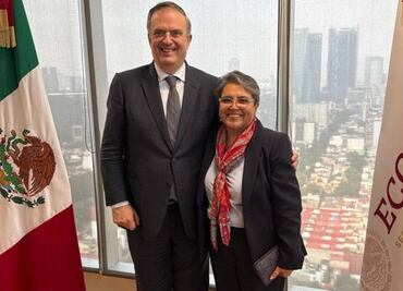 Raquel Buenrostro realiza acto de entrega-recepción a Ebrard en la Secretaría de Economía