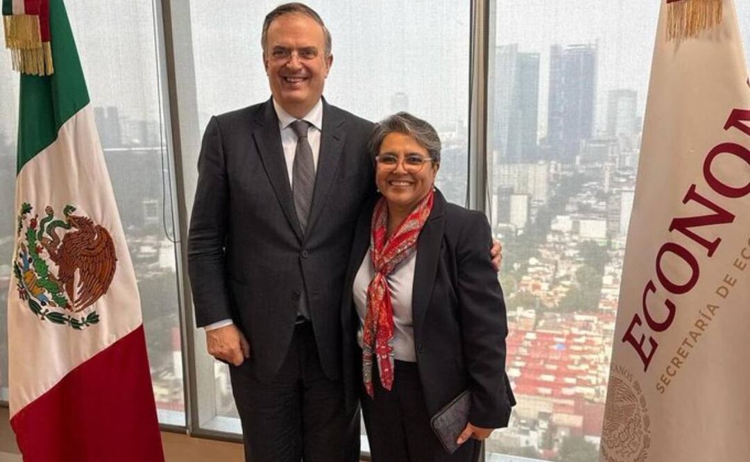 Marcelo Ebrard y Raquel Buenrostro en el acto de entrega recepción de la Secretaría de Economía el 30 de septiembre del 2024. Foto: X @m_ebrard
