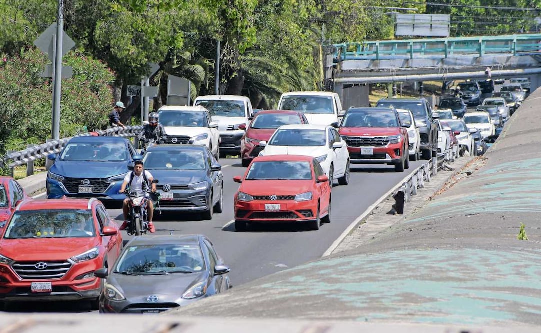 Ayer se registró congestionamiento vehicular sobre Viaducto aun cuando se conmemoró el Día Mundial Sin Automóvil. Foto: SANTIAGO CADENA. EL UNIVERSAL