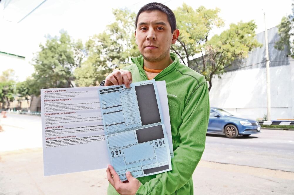 Tras ubicar a la mujer que golpeó su auto, Bernardo Montoya llamó a su seguro para la valuación de daños (BERENICE FREGOSO. EL UNIVERSAL)