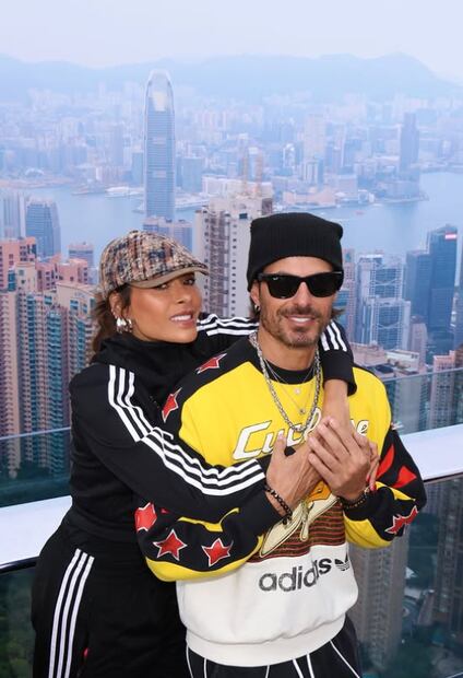 Galilea Montijo y su novio Isaac Moreno en Victoria Peak, conocido localmente como The Peak, es la colina más alta de la isla de Hong Kong, en diciembre de 2025.