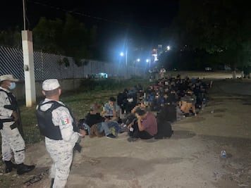 Rescata INM a 198 migrantes que viajaban en dos autobuses turísticos en Oaxaca