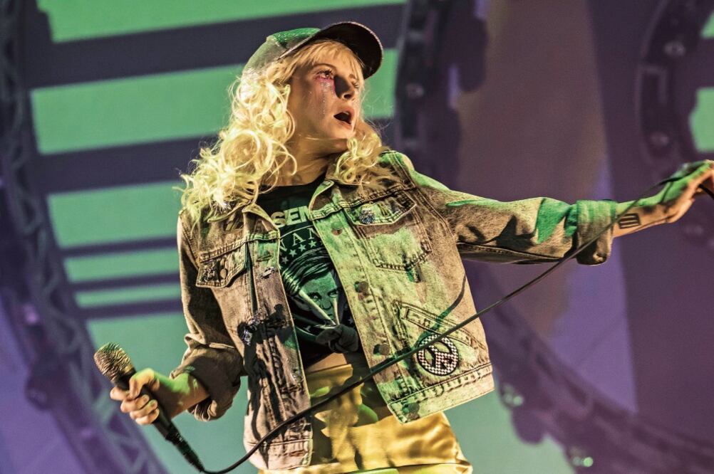 La vocalista del grupo brincaba de un lado a otro del escenario. (CÉSAR VICUÑA. OCESA)