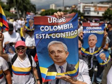 Miles marchan en Colombia en apoyo al expresidente Uribe; fue sentenciado por soborno y fraude