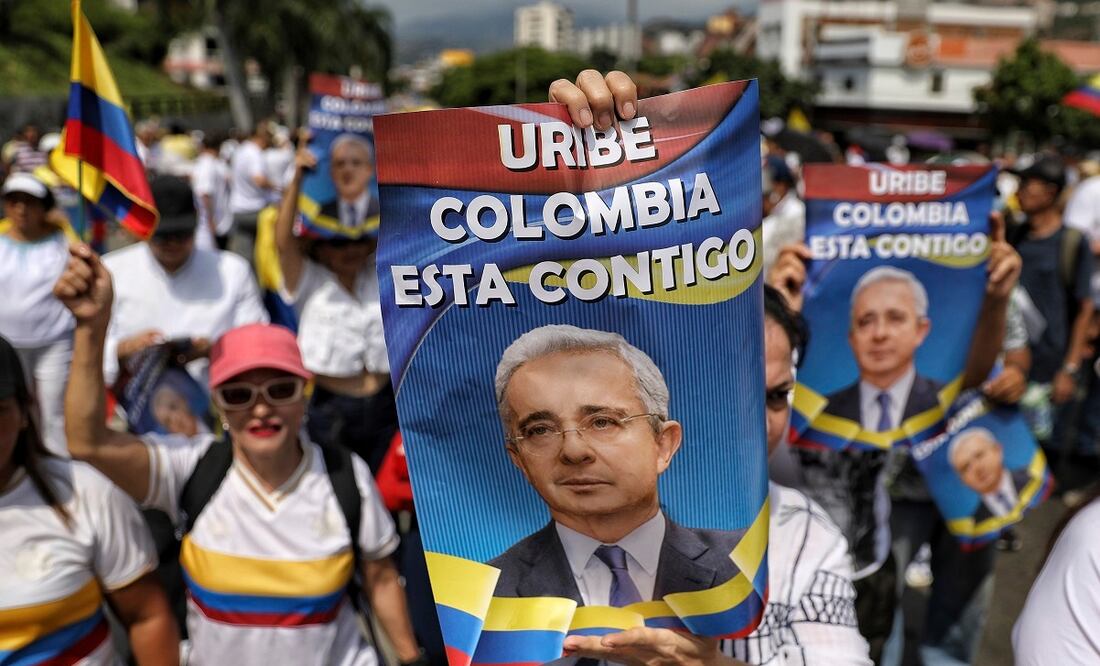 Simpatizantes de Álvaro Uribe Velez protestan por la sentencia emitida contra el expresidente colombiano, durante una marcha en Cali. FOTO: AP/Archivo