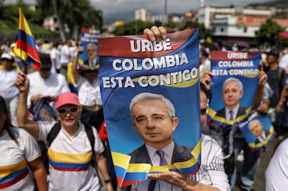 Miles marchan en Colombia en apoyo al expresidente Uribe; fue sentenciado por soborno y fraude