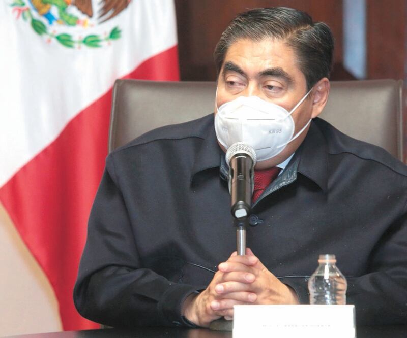 Miguel Barbosa Huerta explicó que es necesario mantener las medidas restrictivas, pues no baja el nivel de contagios en la zona metropolitana. Foto: Especial