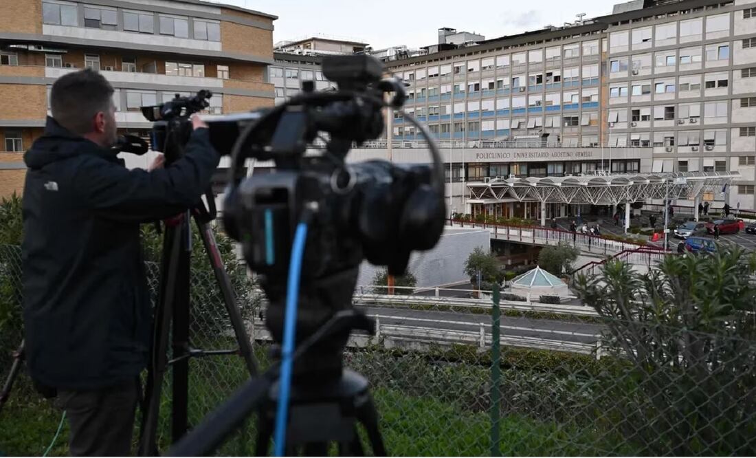 Medios de comunicación se mantienen afuera del hospital Gemelli, en Roma, donde está internado el papa Francisco. FOTO: ANDREAS SOLARO. AFP