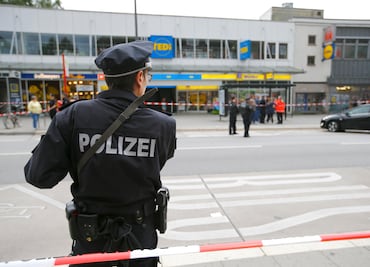 Hombre ataca con cuchillo en supermercado de Hamburgo; hay un muerto