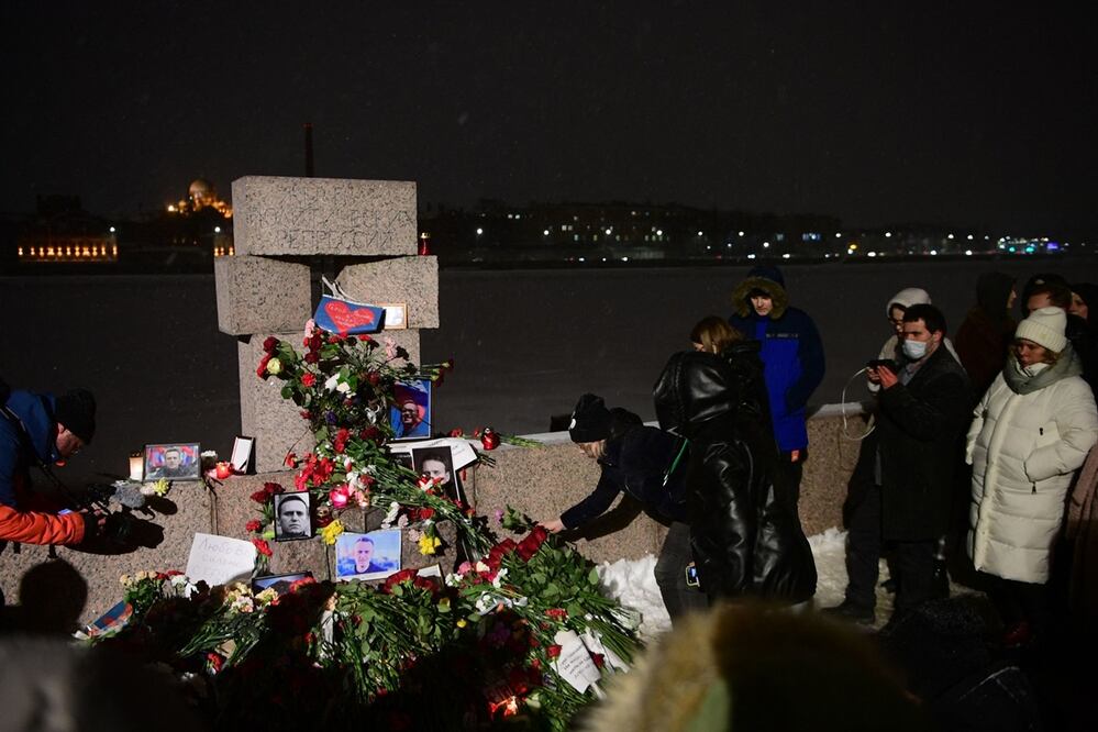 La gente se reúne en un memorial improvisado para el fallecido líder de la oposición rusa Alexéi Navalny organizado en el monumento a las víctimas de la represión política en San Petersburgo. Foto: AFP