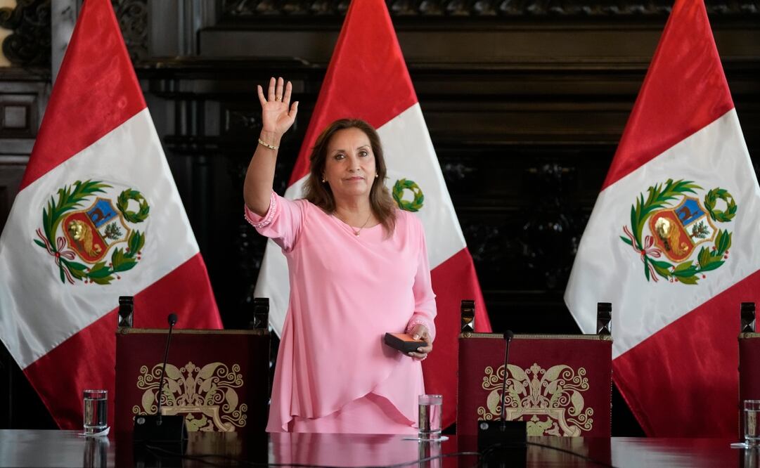La presidenta de Perú, Dina Boluarte, saluda cuando llega para asistir a una conferencia de prensa en el Palacio de Gobierno en Lima, Perú, el viernes 5 de abril de 2024. Las autoridades están investigando si recibió ilegalmente cientos de miles de dólares en efectivo, relojes de lujo y joyas. (Foto AP/Martín Mejía)