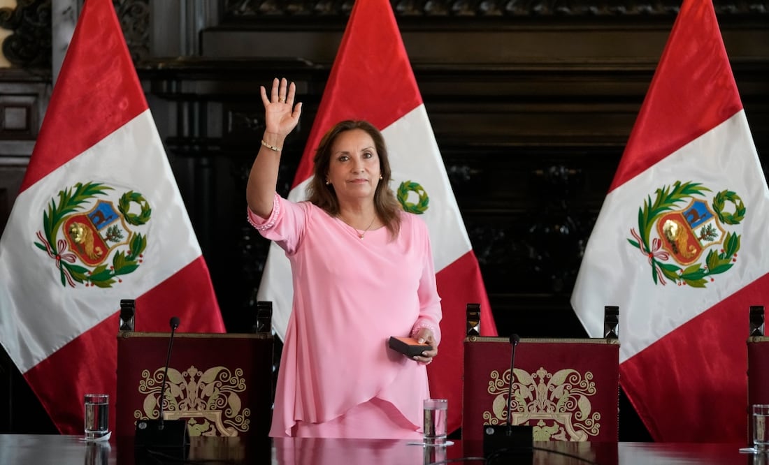 La presidenta de Perú, Dina Boluarte, saluda cuando llega para asistir a una conferencia de prensa en el Palacio de Gobierno en Lima, Perú, el viernes 5 de abril de 2024. Las autoridades están investigando si recibió ilegalmente cientos de miles de dólares en efectivo, relojes de lujo y joyas. (Foto AP/Martín Mejía)