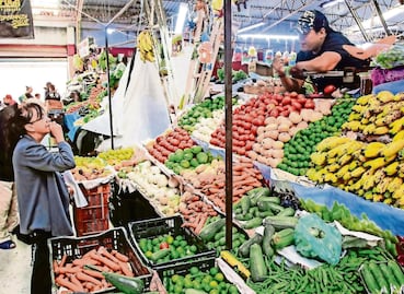 Inflación en abril se modera a 4.45%; jitomate, gasolina y chiles impulsan precios al consumidor
