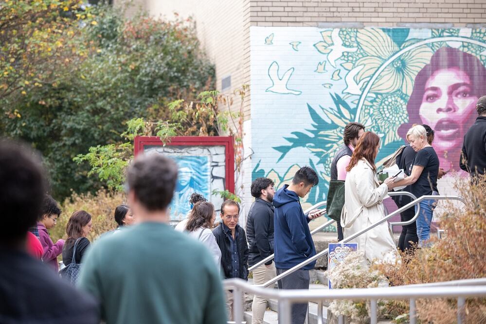 El conteo de 1.6 millones de votos comenzó a las 7 de la mañana, porque hasta esa hora está permitido. Un factor que puede ayudar es que, a diferencia de 2020, cuando más gente votó por correo debido a la pandemia de Covid-19, esta vez la cifra no es tan grande. Foto: EFE/Archivo