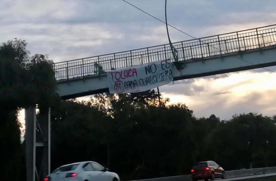 Recriminan con mantas el mal paso del Toluca