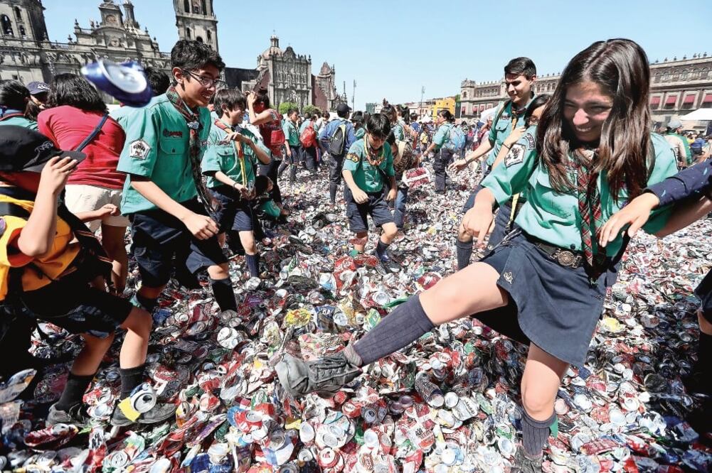Jóvenes lograron reunir un millón 480 mil 498 latas recicladas para formar en la explanada del Zócalo una flor de 70 metros. (ARIEL OJEDA. EL UNIVERSAL)