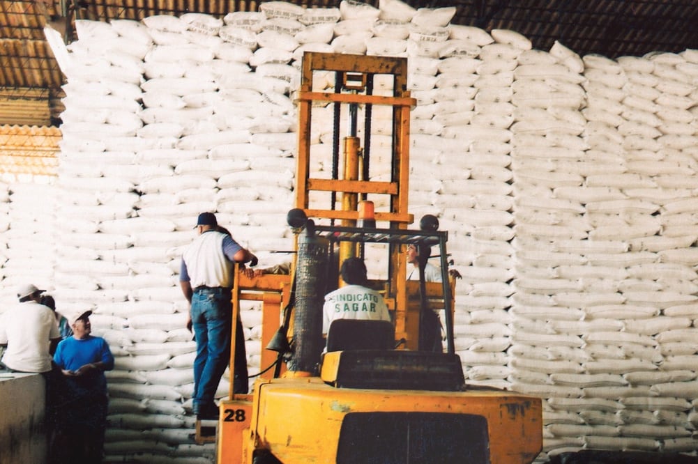 El mercado mexicano cuenta con un excedente de 2.6 millones de toneladas de azúcar que deben salir del país, expuso Zafranet. Foto: ARCHIVO EL UNIVERSAL