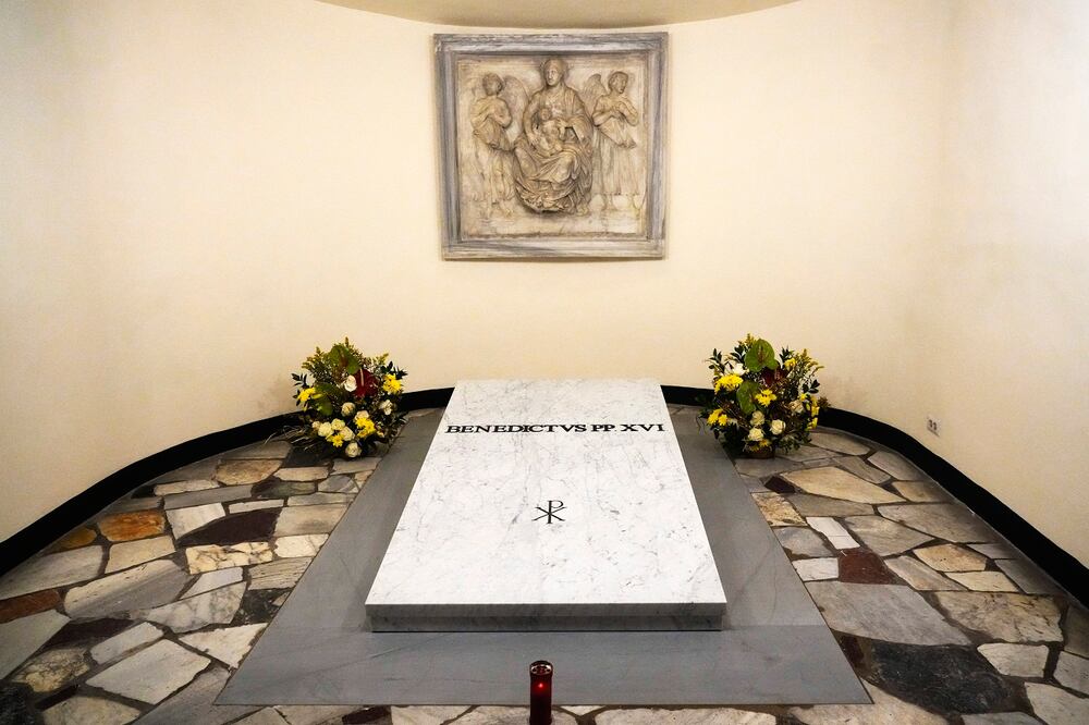 La tumba del papa emérito Benedicto XVI dentro de la Basílica de San Pedro, el domingo 8 de enero de 2023, en el Vaticano. Foto: AP