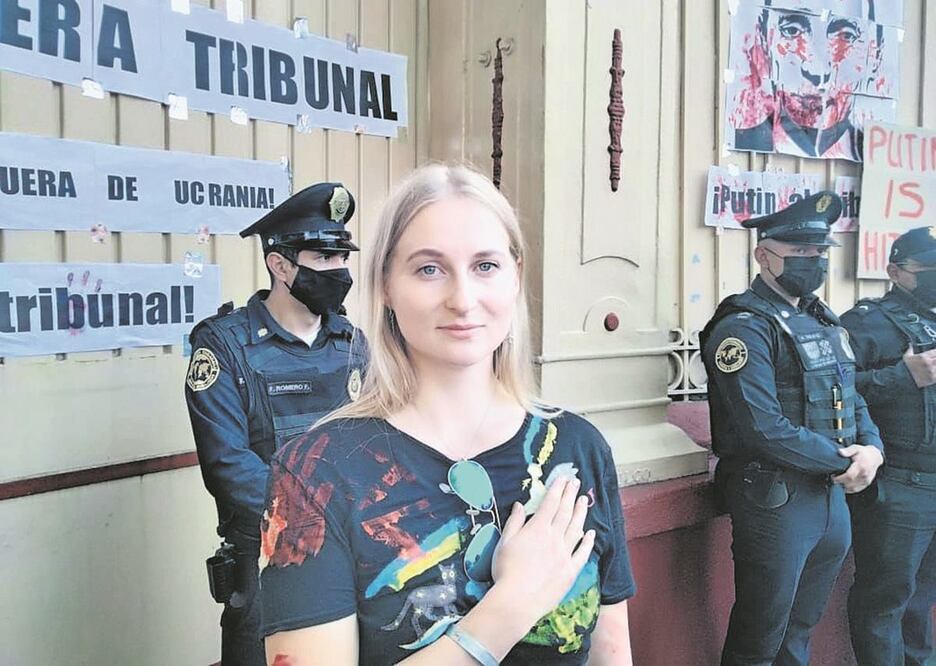 La ucraniana Marta Koren dice que no puede regresar a su país, pero si estuviera allá tomaría un arma y defendería a su nación. Foto: Especial.