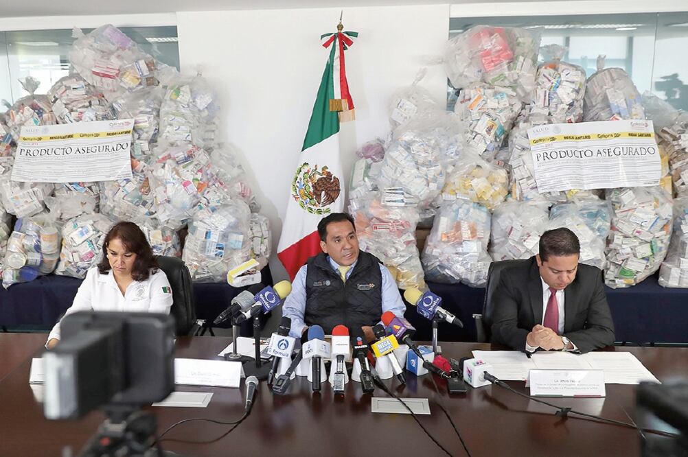 Silvia Saucedo (SAT), David Guzmán (Cofepris) y Arturo Velasco (PGR) informaron que el aseguramiento se dio como resultado de la campaña interinstitucional “Juntos contra la Ilegalidad”. (CARLOS REYES GARCIA EL UNIVERSAL)