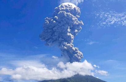 Volcán en indonesia hace erupción; desalojan a 2 mil 700